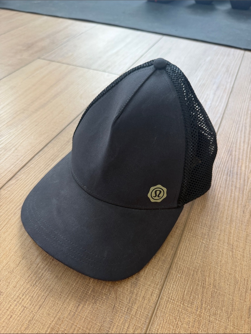lululemon athletica men’s Black Mesh-Back Performance Trucker Cap used